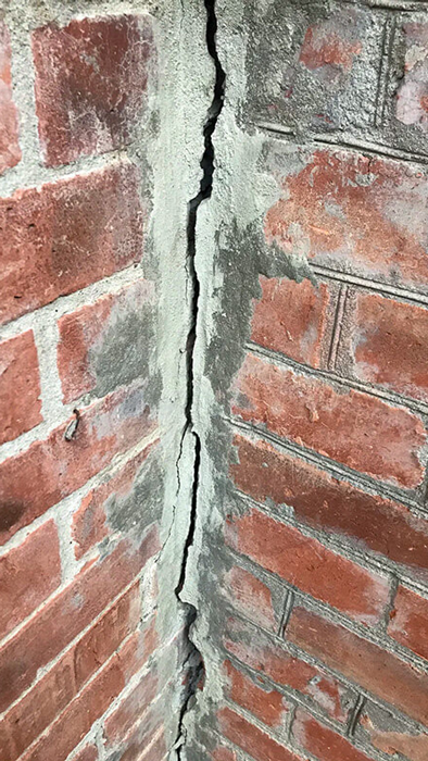 Тріщина між стіною та перегородкою технагляд